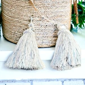 Curtain accessories tassels